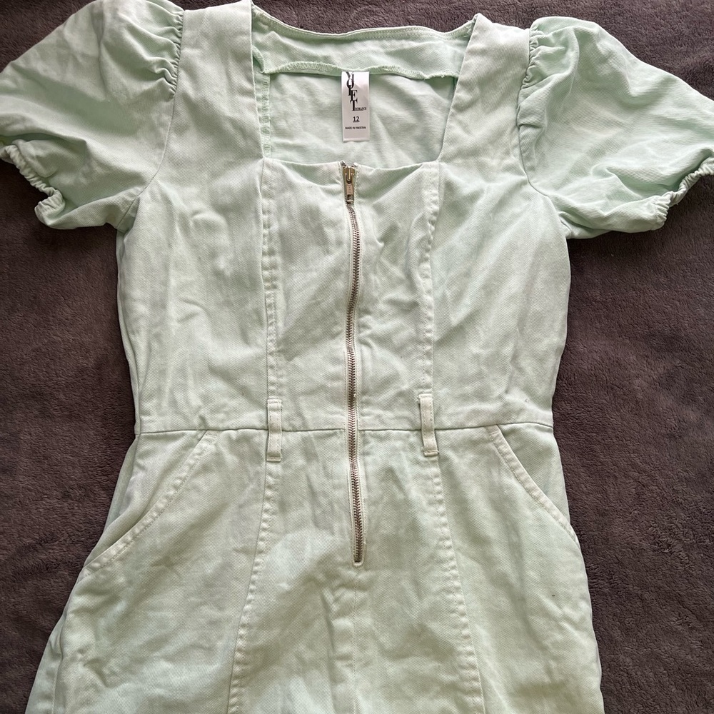 Nice material kind of give me an 80s vibe color is a light green/pistachio